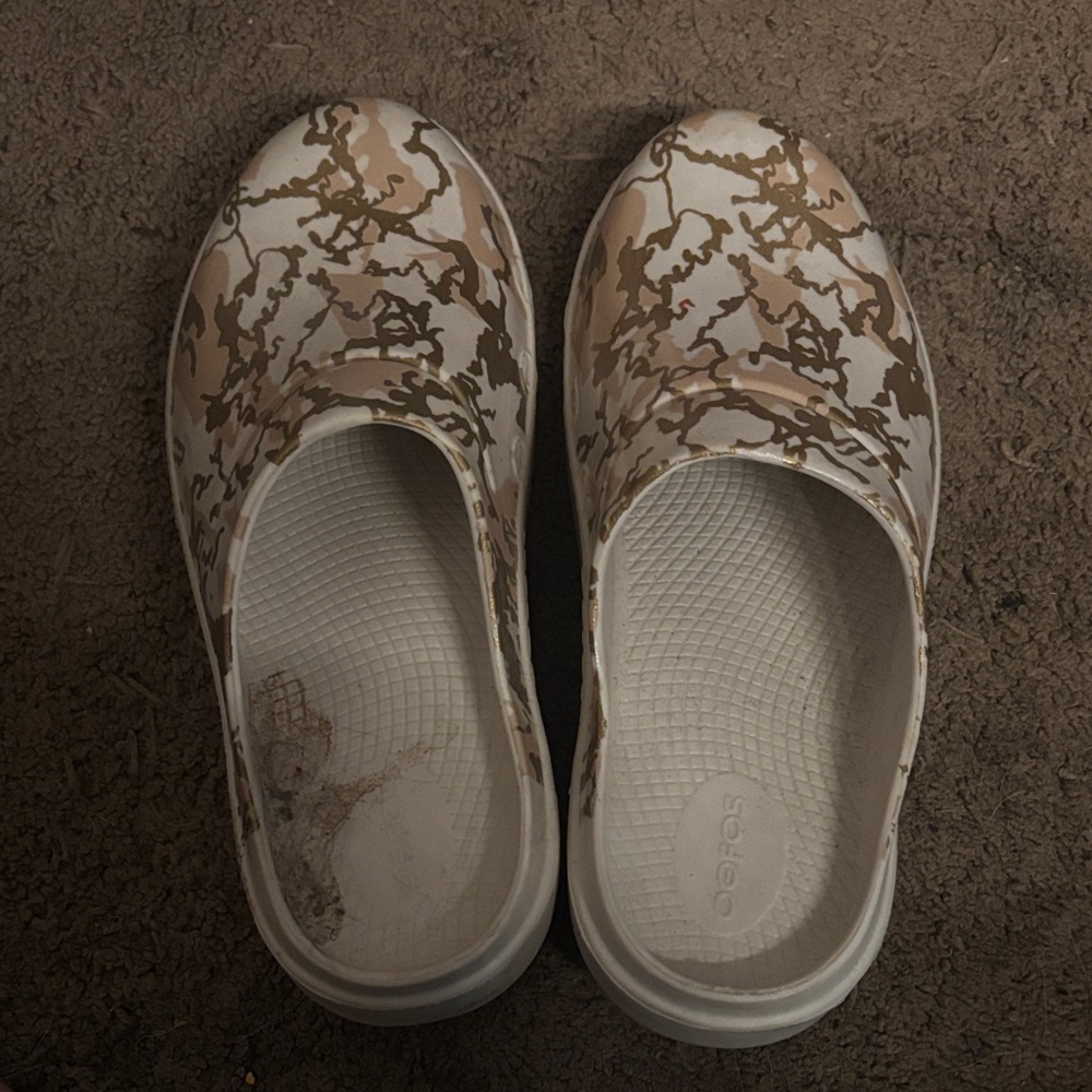 OOFOS Women's Athletic Shoes in Tan and Cream